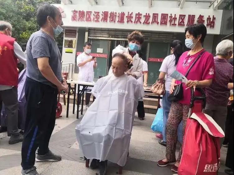 开展志愿服务活动2.jpg
