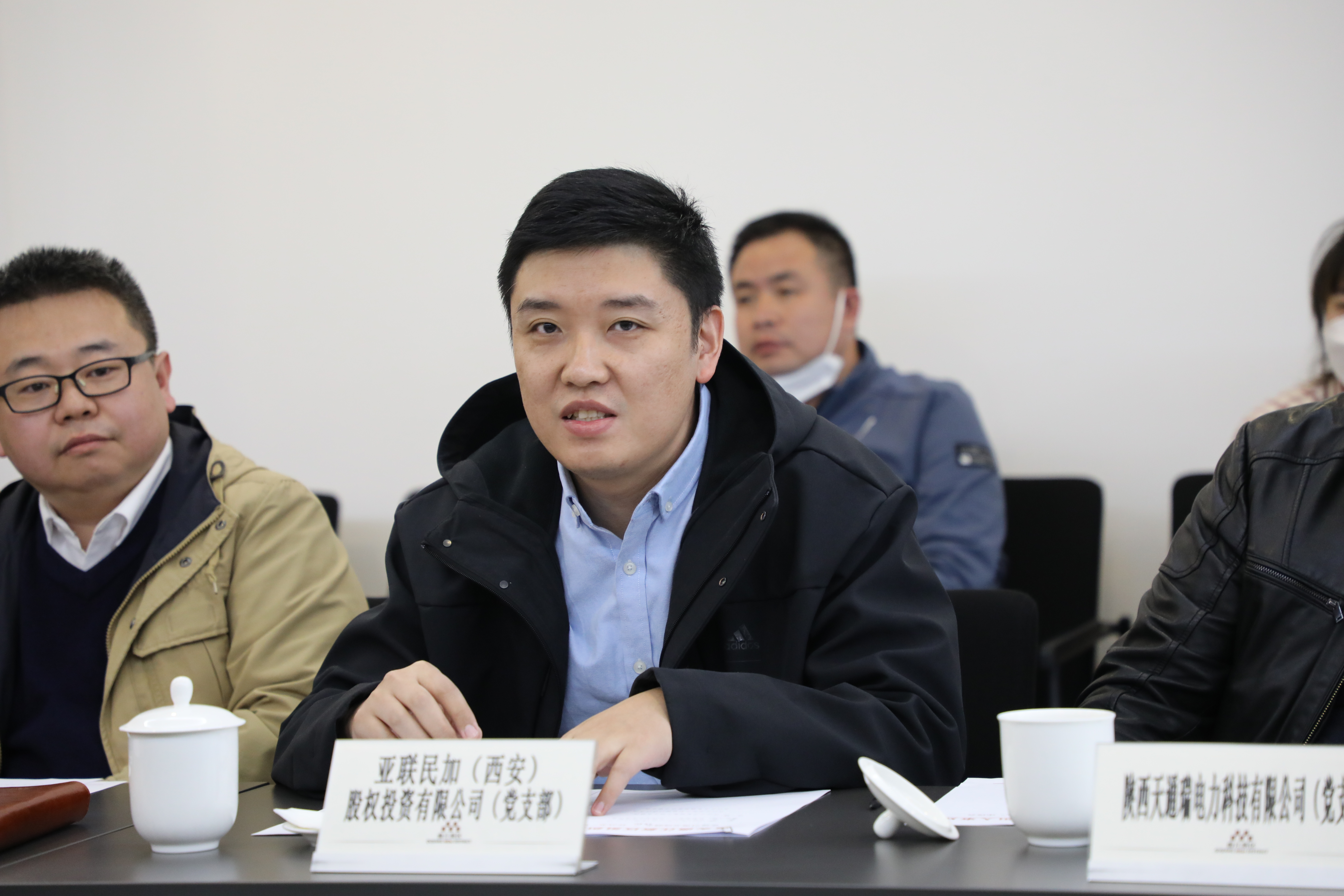 企业家代表现场“问策”.JPG