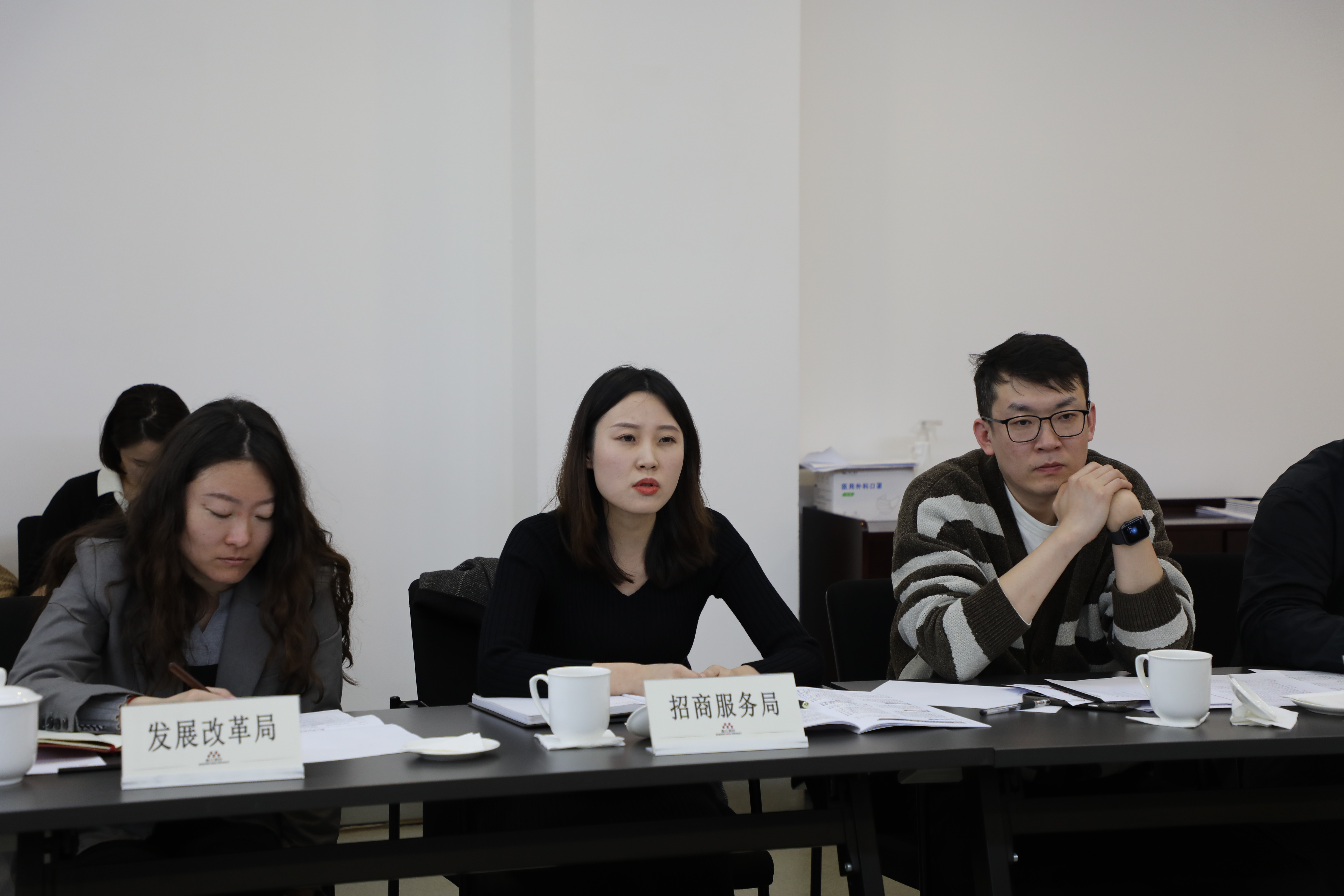 职能部门现场联动宣“答疑解惑”.JPG