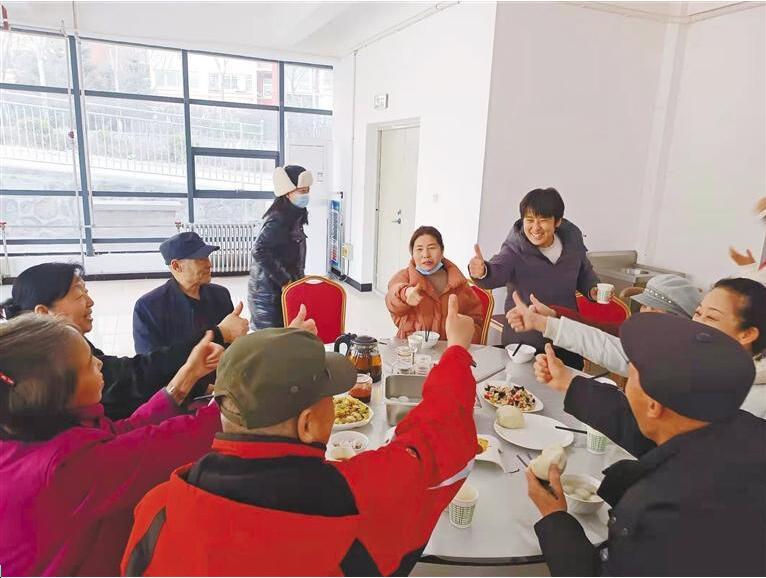 三月四日，社区居民在铜川新区咸丰路街道锦园社区食堂就餐。 本报记者 刘枫摄.jpg