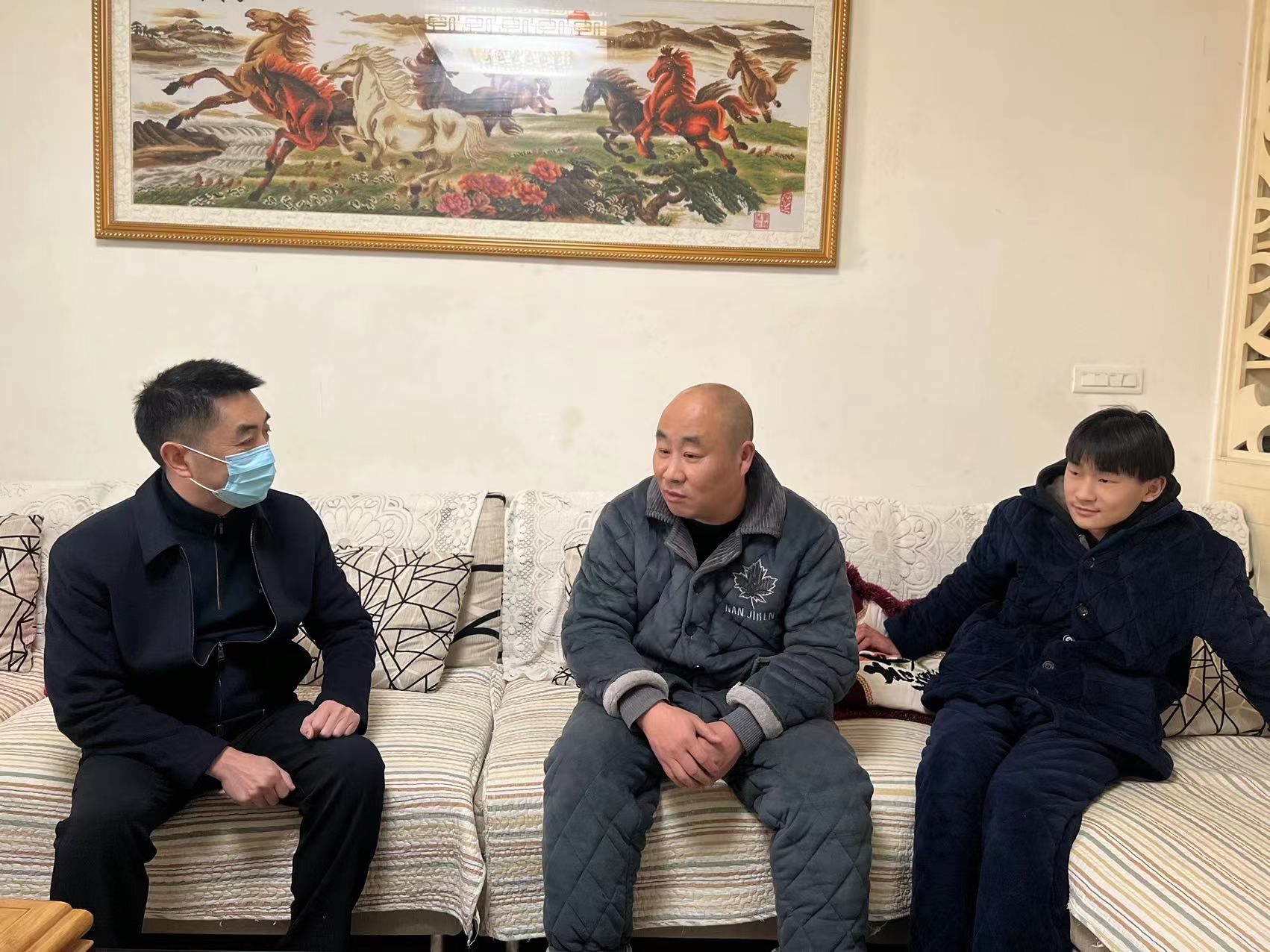 县教体科技局党员干部到共驻共建社区开展入户走访3.jpg
