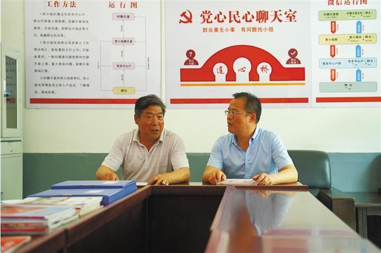 七月十二日，镇安县青铜关镇丰收村村干部在党心民心聊天室值班。.jpg