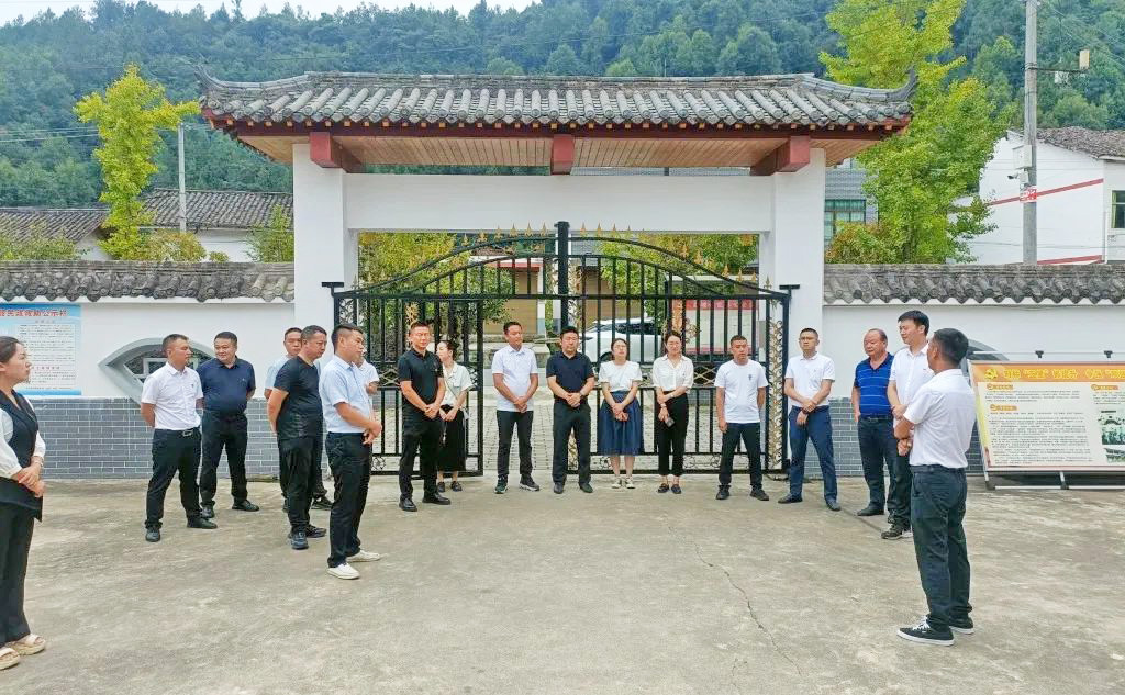 4考察南坝村基层党建.jpg