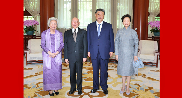 习近平夫妇会见柬埔寨国王西哈莫尼和太后莫尼列