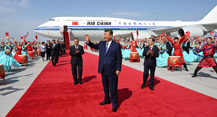 习近平率中央代表团抵达乌鲁木齐出席新疆维吾尔自治区成立70周年庆祝活动