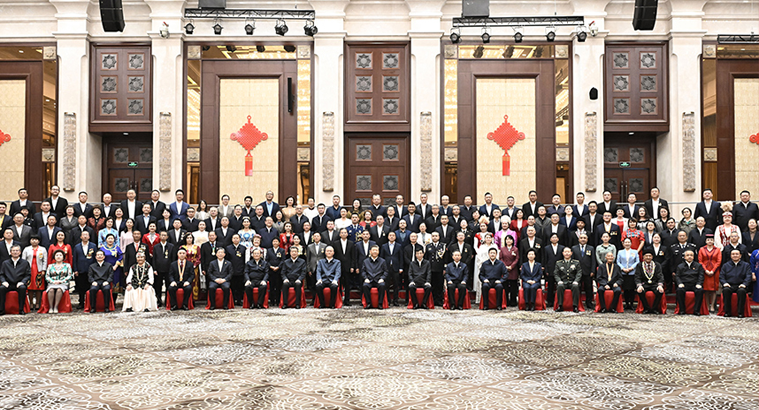 习近平接见新疆各族各界代表