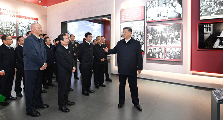 习近平参观新疆维吾尔自治区成立70周年主题成就展