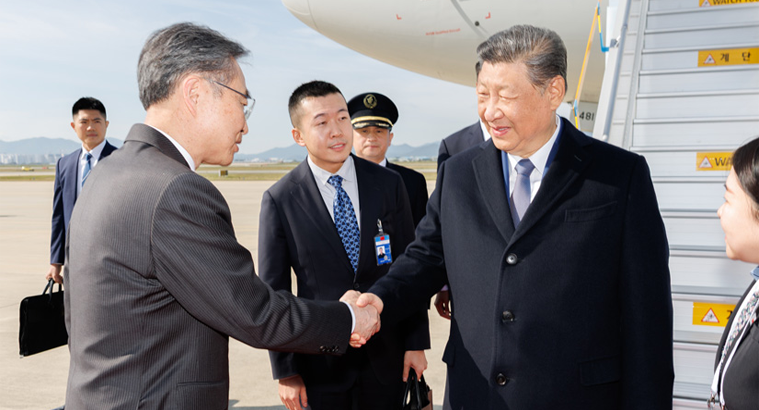 习近平抵达韩国出席亚太经合组织第三十二次领导人非正式会议并对韩国进行国事访问