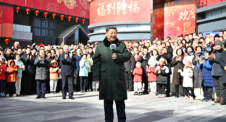 习近平春节前夕在北京看望慰问基层干部群众